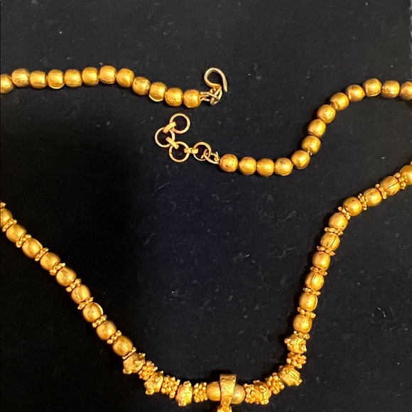 Elegant Gold Beaded Necklace with Pendant - Picture 3 of 3